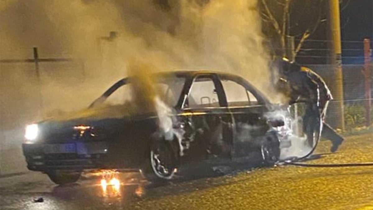 Seyir halindeki araç alevlere teslim oldu