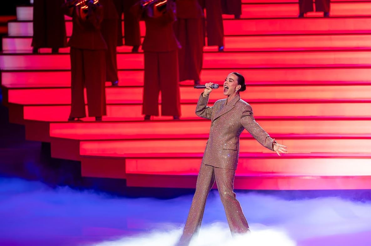 Gündemden düşmeyen güzel şarkıcı dakikada 514 asgari ücret kazandı