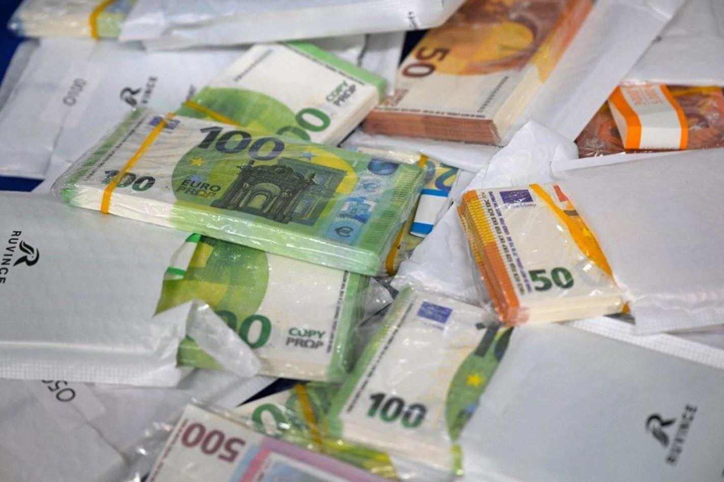 Gümrükte 800 bin Euro'ya el konuldu! Paraların saklandığı binayı soymaya çalıştılar