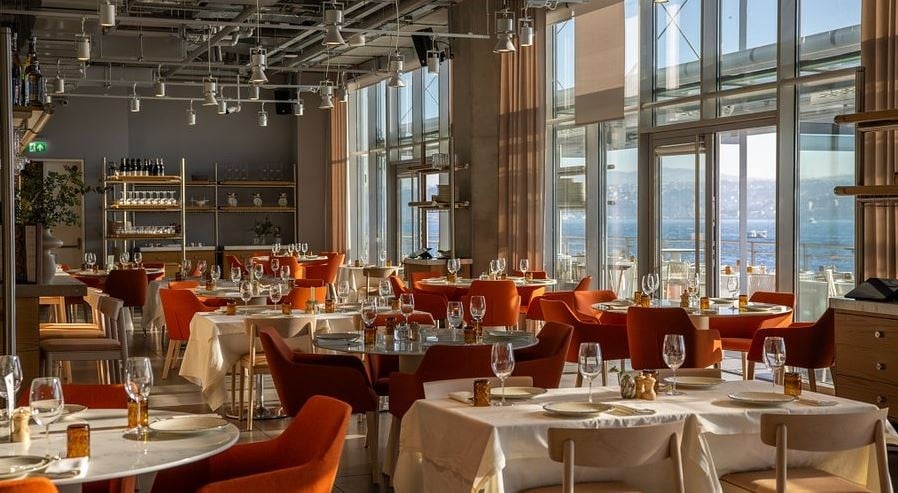 Bu ülkede restorana gidenler dikkat! Boş sandalye parası almaya başladılar