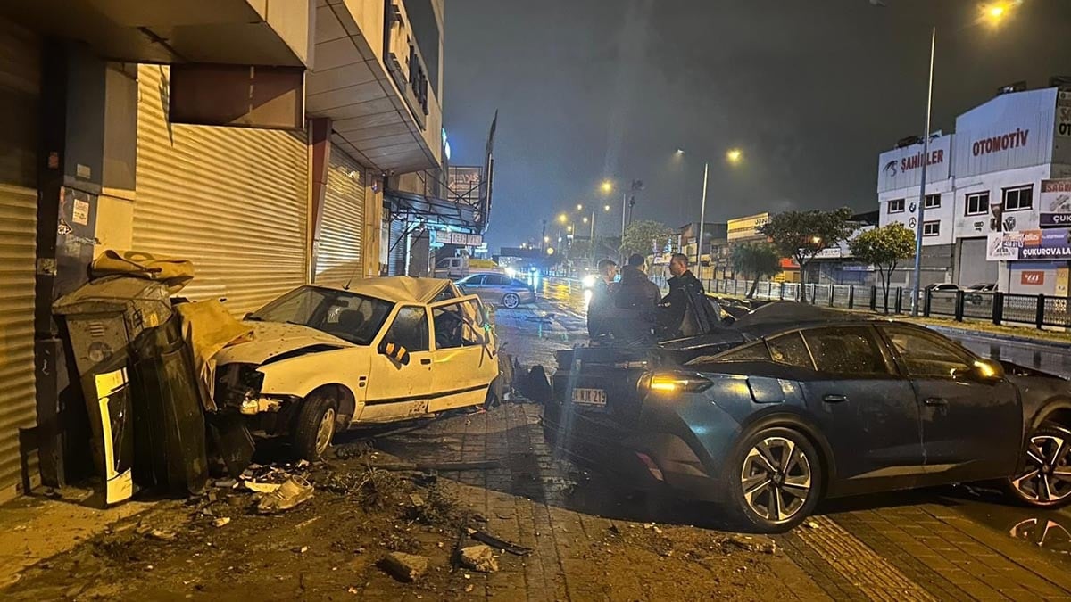 Adana’da yağmur kazayı getirdi! Park halindeki 4 araca çarptı