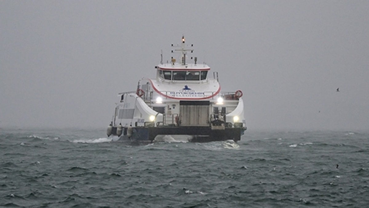 İzmir’de feribot seferleri iptal edildi