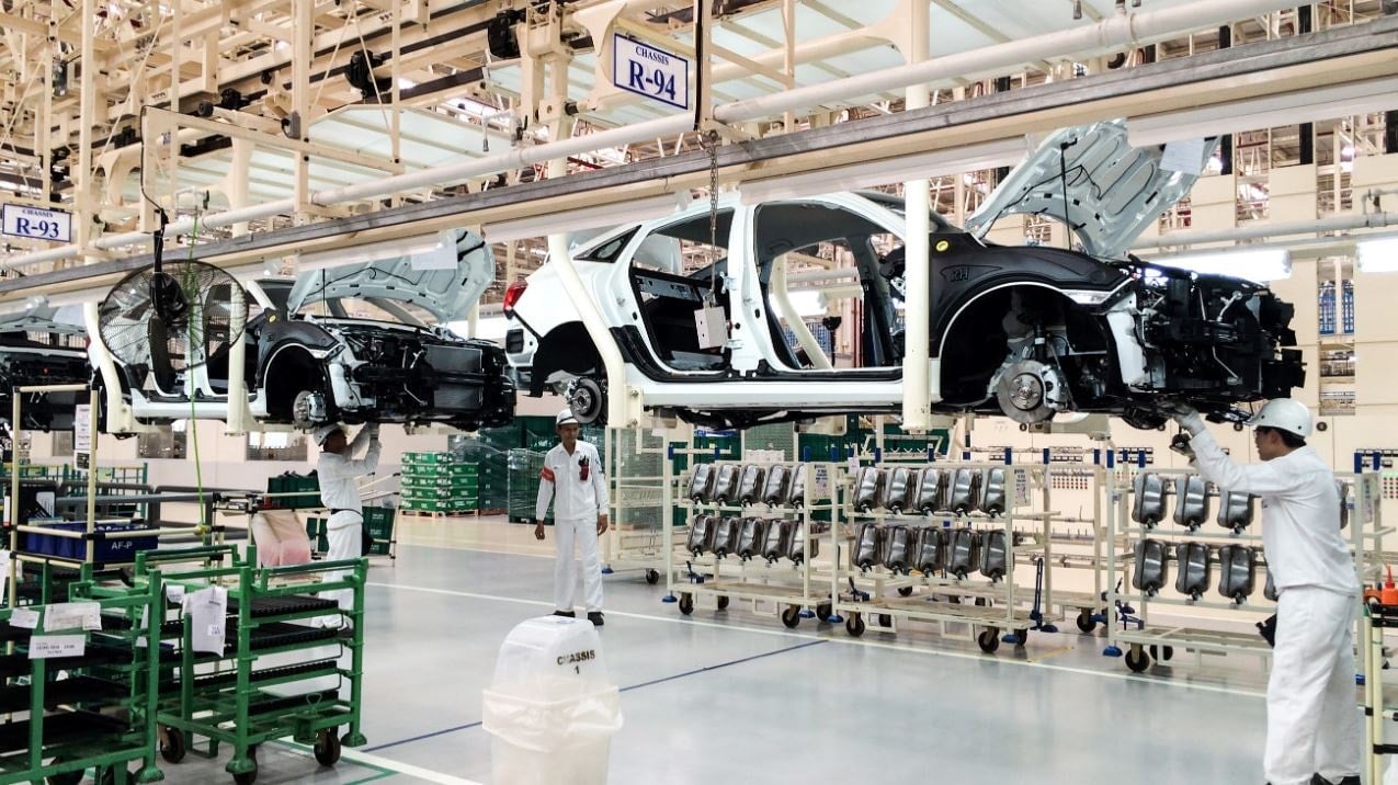 Otomotiv devi 3 büyük fabrikasında üretimi ikinci kez durdurdu