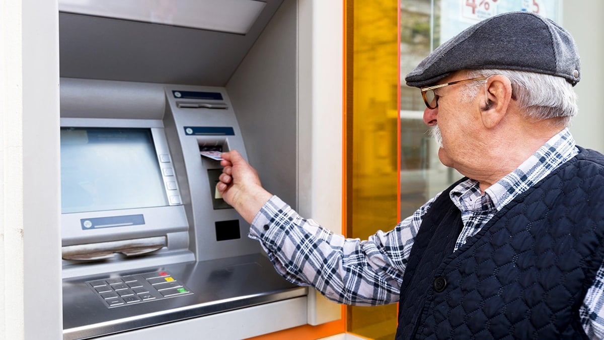 ATM'den para çeker çekmez ayrılan yandı