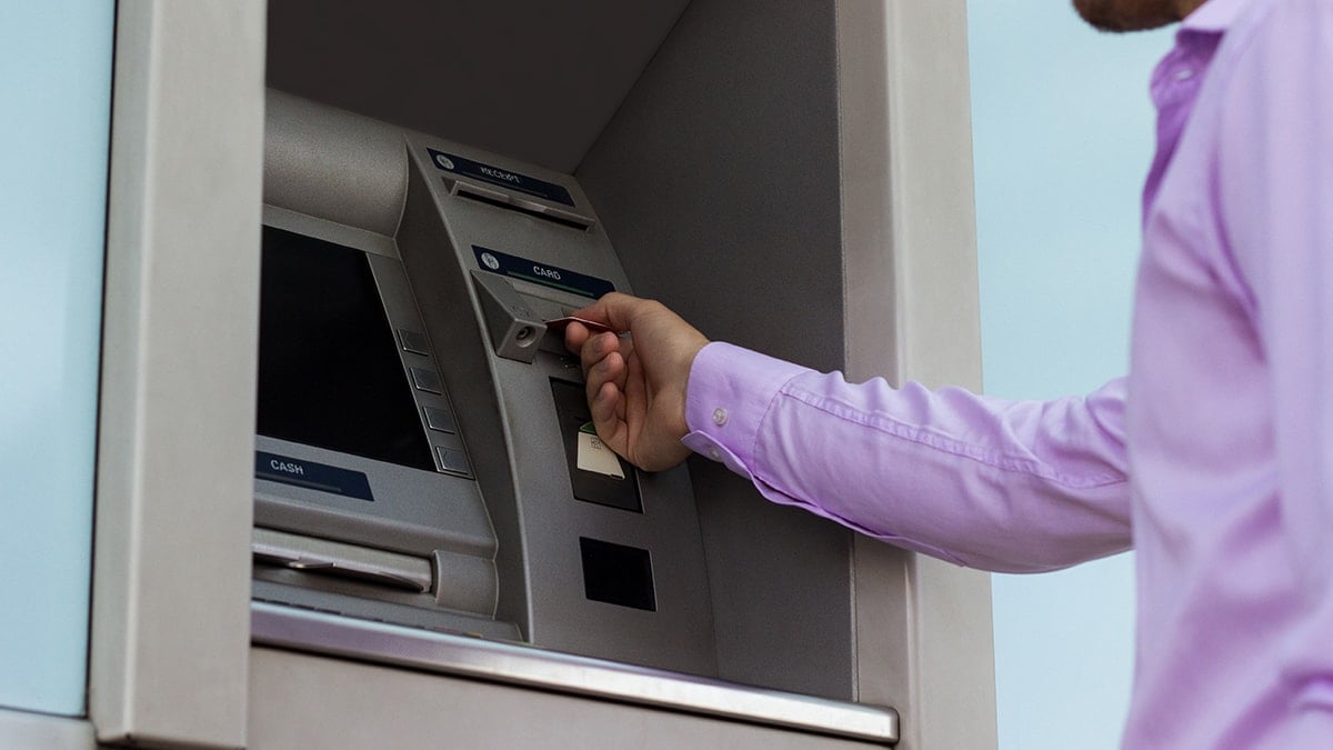 'Parayı öde veya hapse gir' dediler: Banka hatasıyla gelen serveti harcayan adamı hapis yatmak bile kurtaramadı