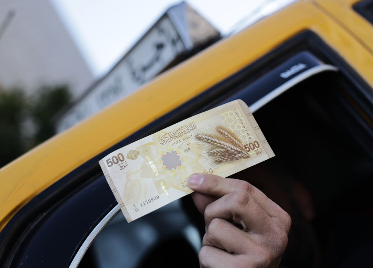 200 dolar neredeyse bir kilo geliyordu: Komşu yeni banknotlarını piyasaya sürdü