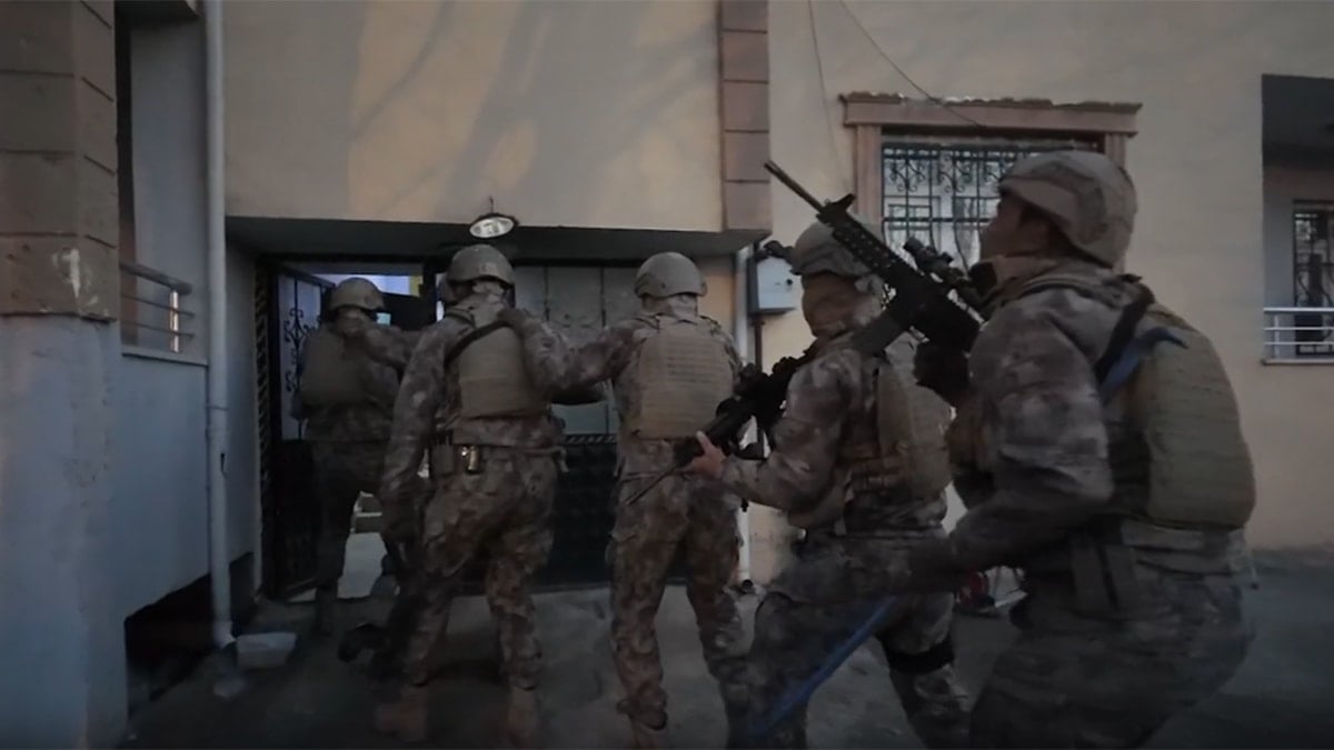 Polis teyakkuza geçti, 15 adrese eş zamanlı baskın düzenledi