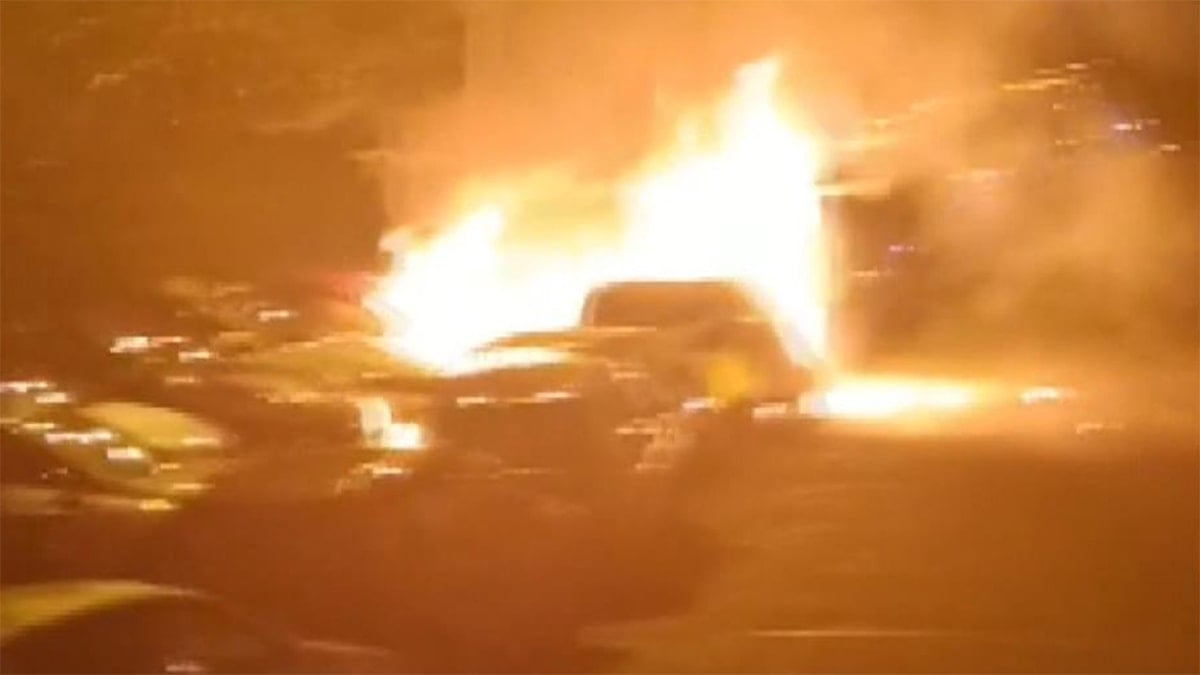 Beşiktaş'ta park halindeki otomobiller alev alev yandı