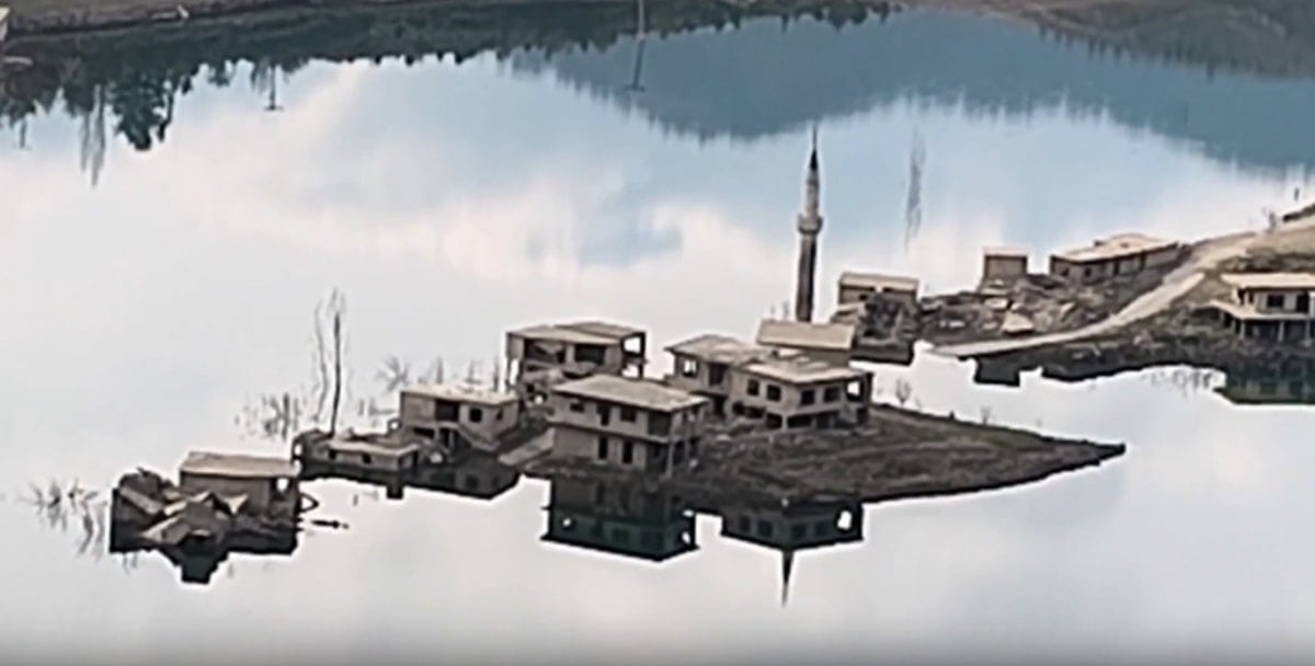Mahalle baraj sularına gömüldü, geriye sadece bu evler kaldı
