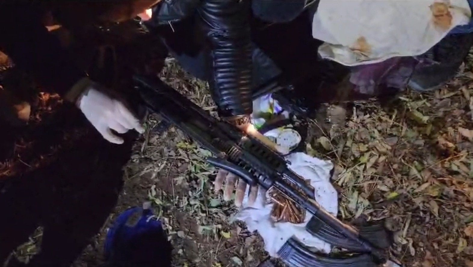 Ahırda uzun namlulu silahlar ele geçirildi