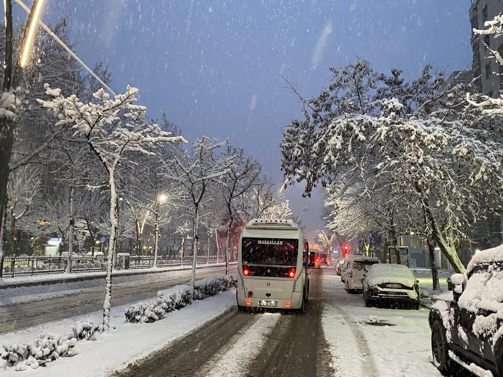 Batman’da köy yolları kardan kapandı, uçuşlar iptal