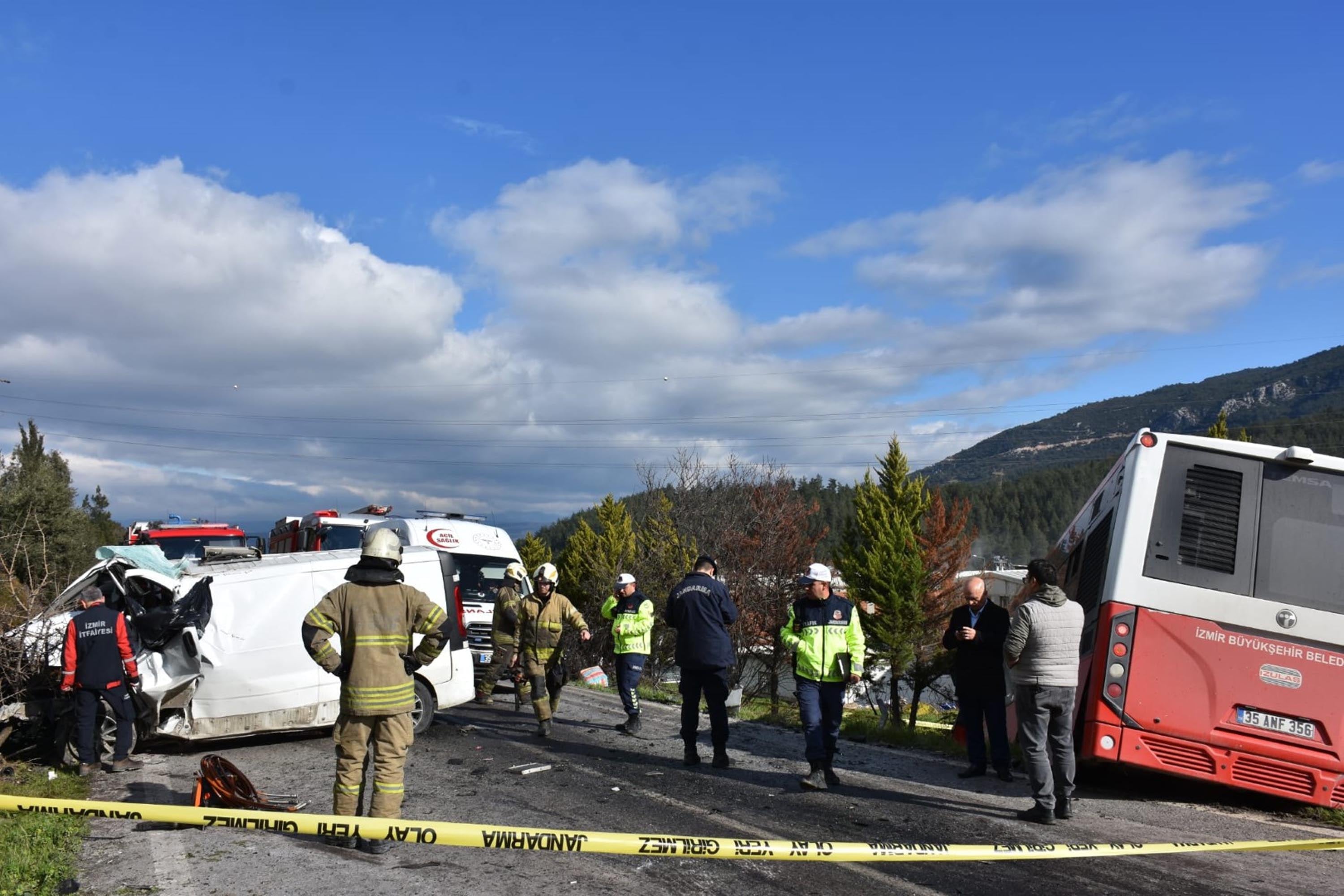 Bornova’da belediye otobüsü ile minibüs çarpıştı: 1 ölü, 8 yaralı