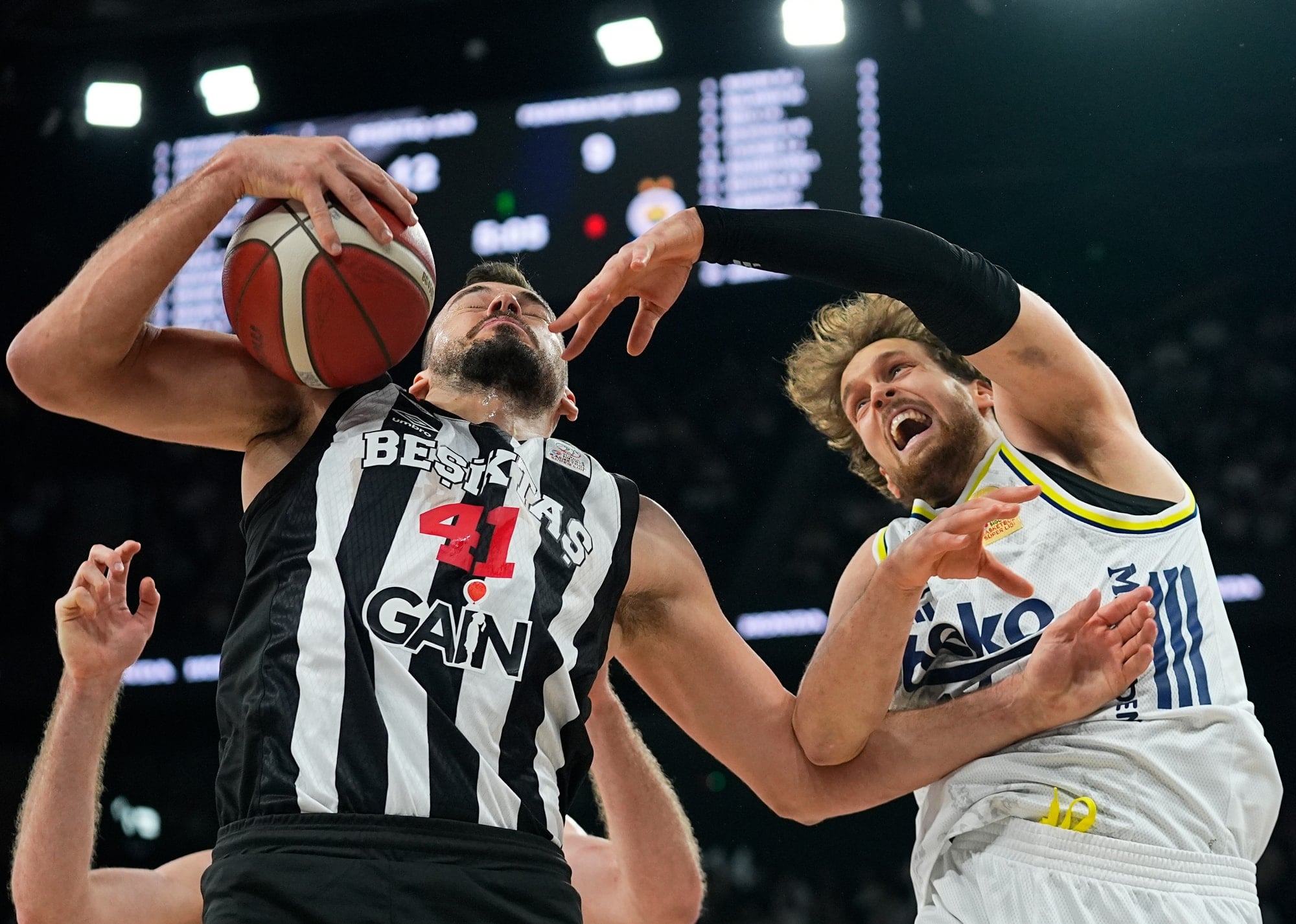 Beşiktaş'ın namağlup unvanına Fenerbahçe son verdi