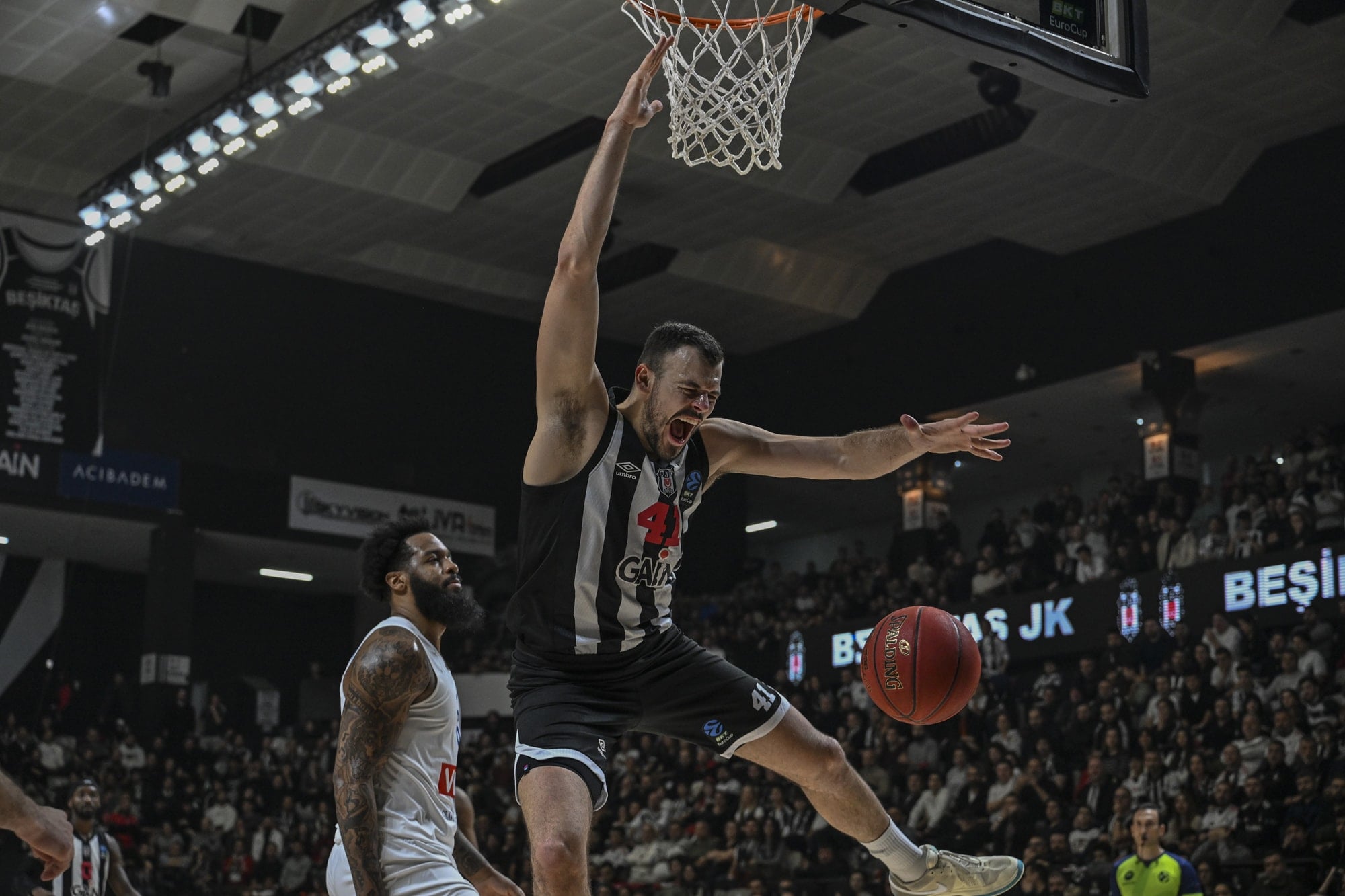 Beşiktaş GAİN, Buducnost VOLI'yi farklı yendi