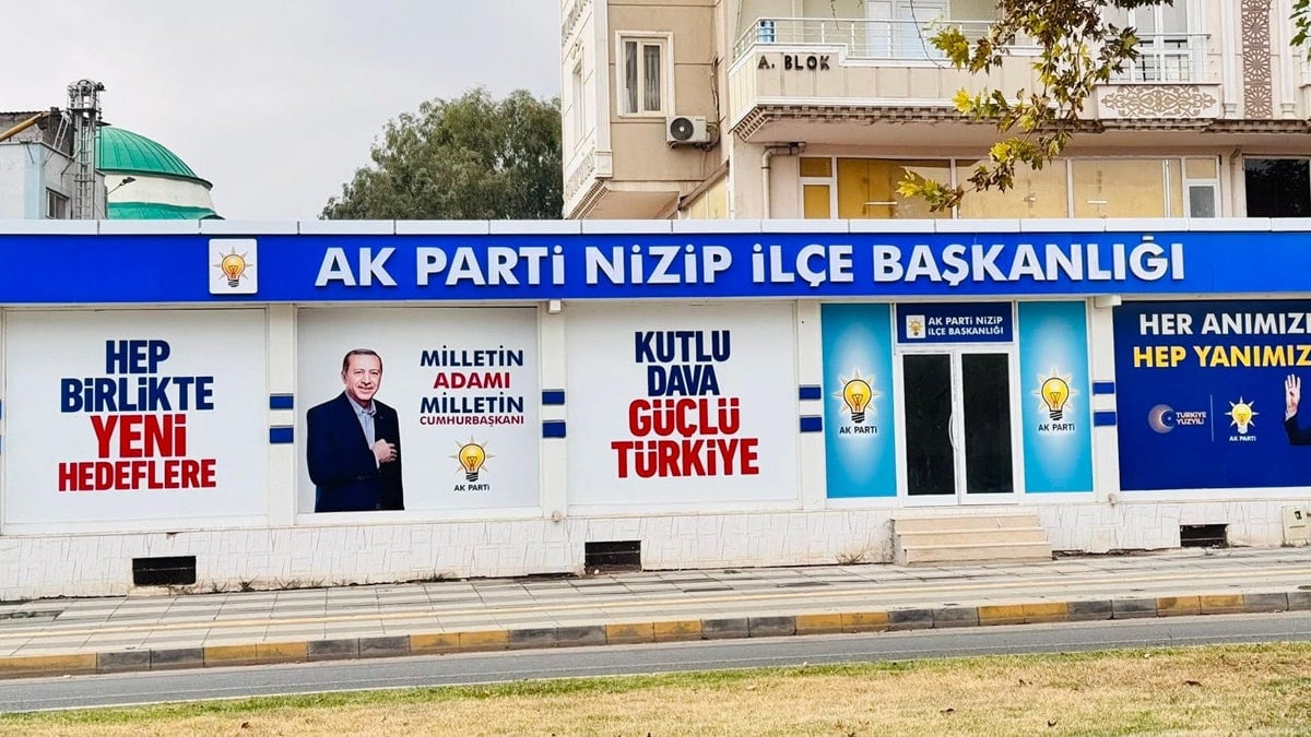 Mahkeme “yıkım” dedi, AKP ilçe binası yaptı