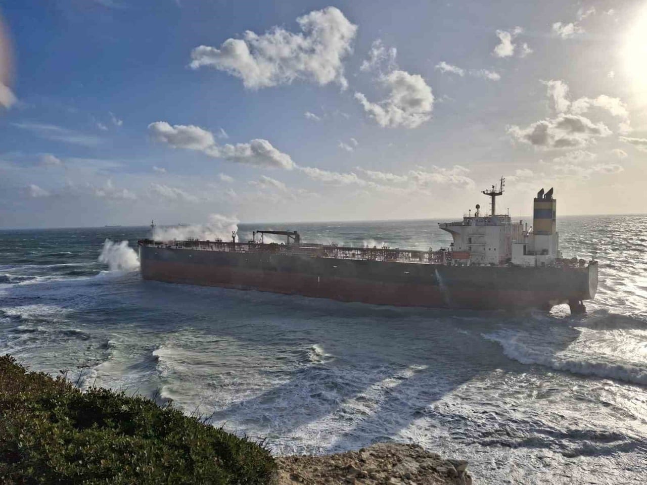 Bozcaada'da karaya oturan gemi kurtarıldı