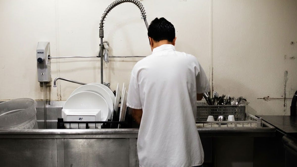 Bulaşıkçılık yapıp 4 vardiyada çalışıyordu: Sistemin açığını bulup milyar dolarlık şirket kurdu