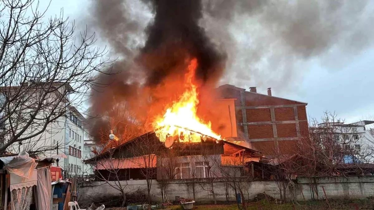 Burdur'da evde çıkan ve ahıra sıçrayan yangın söndürüldü