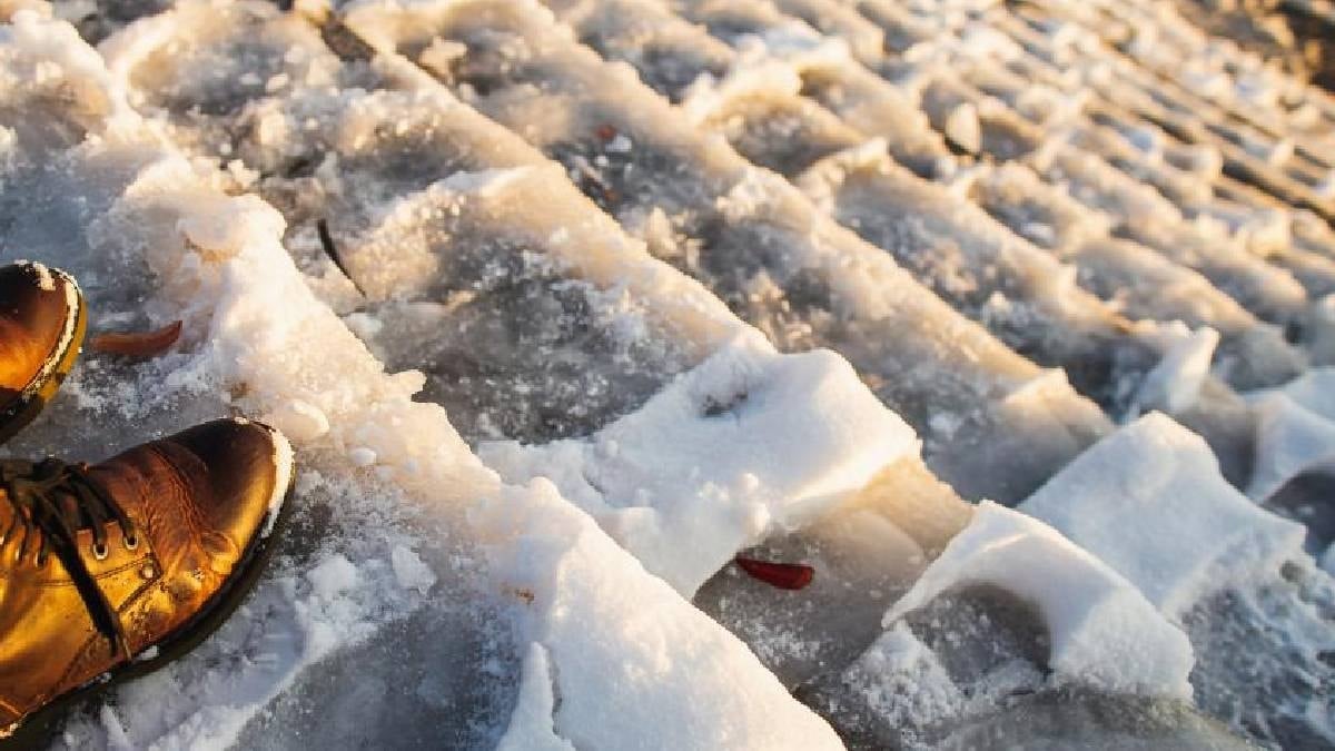 Ne tuz ne de kum: Buzlu yolları güvenli hale getiren en iyi yöntem