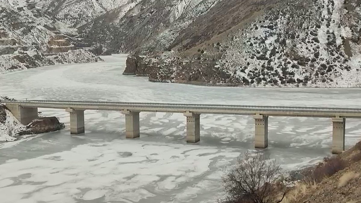 Türkiye'nin en hızlı akan nehri buz tuttu