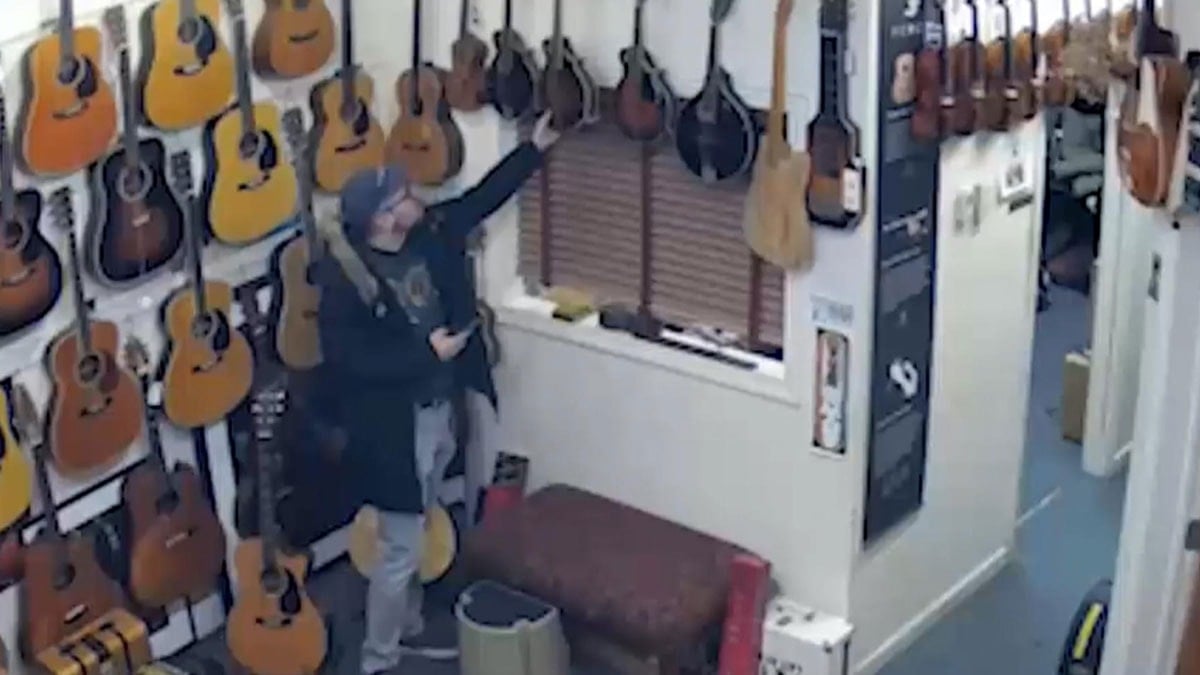 Önce çaldı sonra getirdi: El yazısıyla bu notu bıraktı