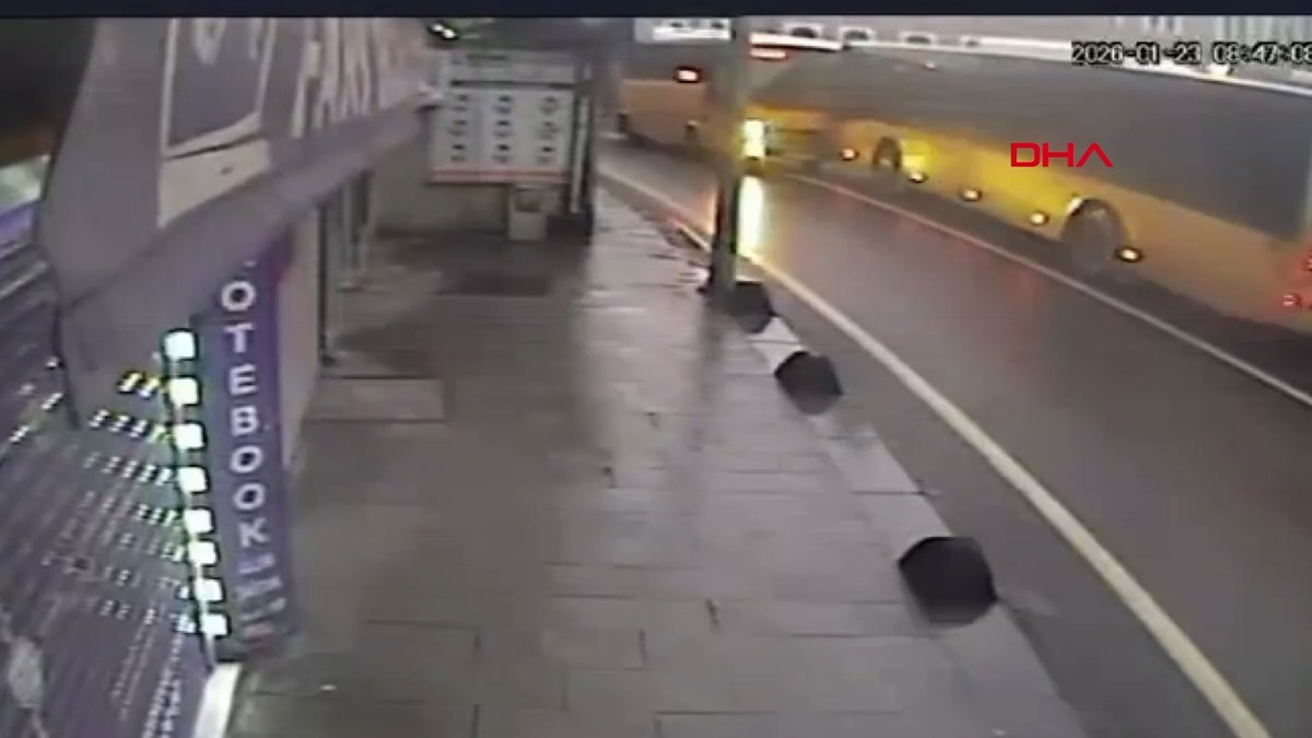  İki İETT otobüsü kafa kafaya çarpıştı