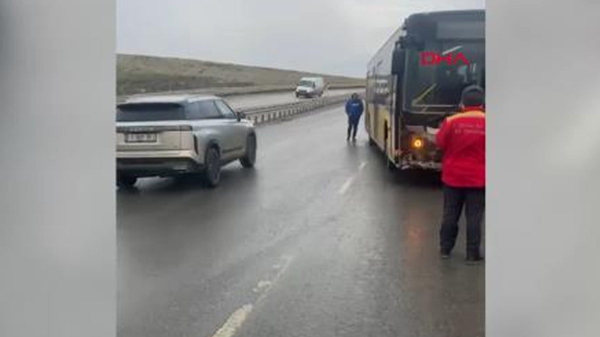 İETT otobüsü bariyerlere çarptı