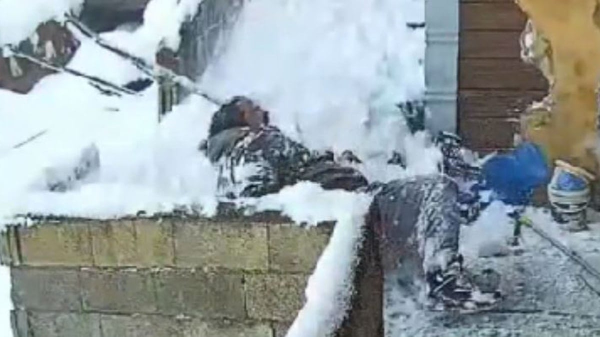 Evinin çatısındaki karı temizlerken düşüp yaralandı