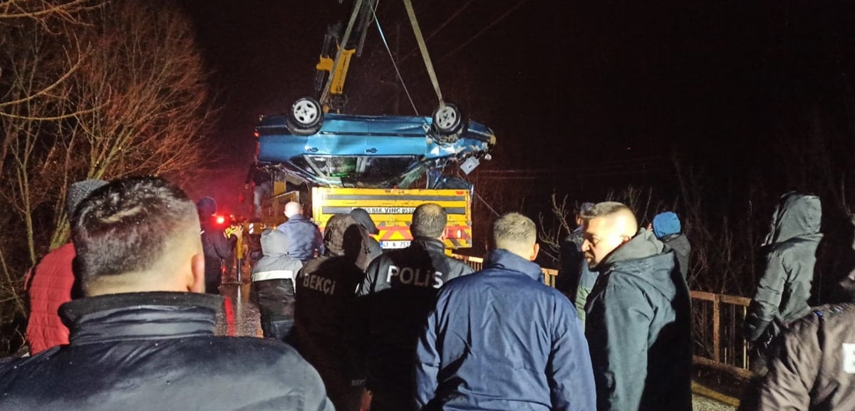 Çaya Düşen Araçta Baba ve Oğlu Hayatını Kaybetti mi?