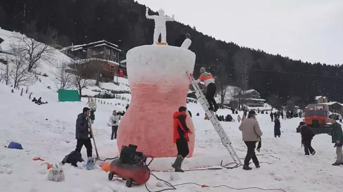 Rize'de kardan dev çay bardağı yaptılar! Görenler gözlerine inanamadı