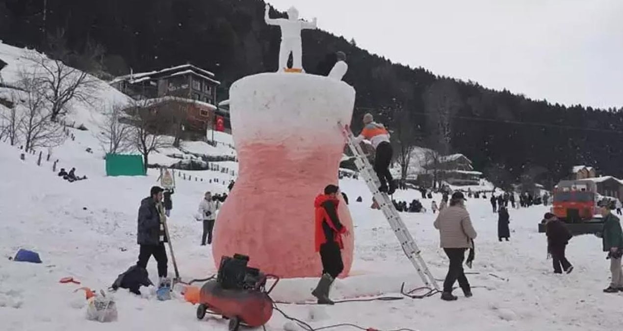 Rize'de kardan dev çay bardağı yaptılar! Görenler gözlerine inanamadı
