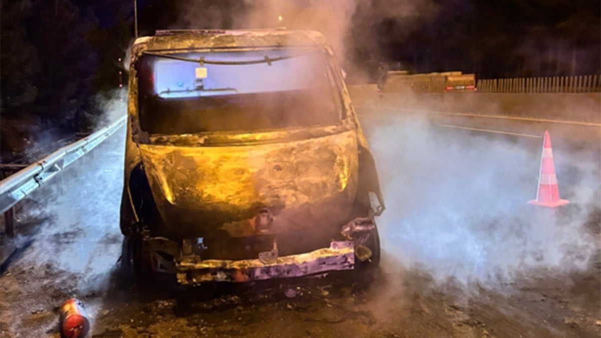 Seyir halindeki çekici alevlere teslim oldu