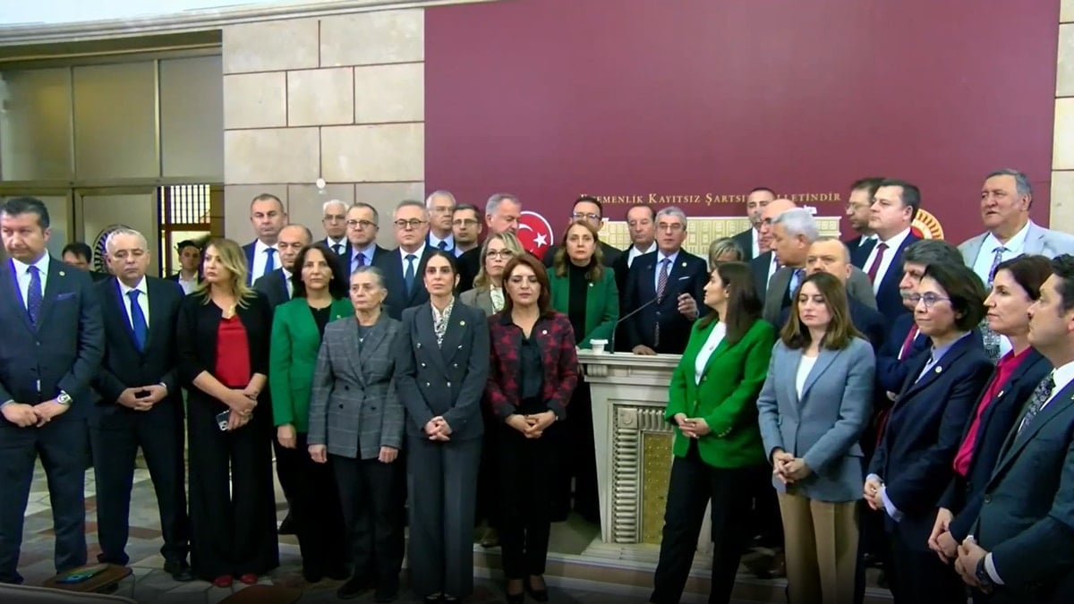 CHP'den emekli maaşı ve asgari ücretin artması için dikkat çeken eylem