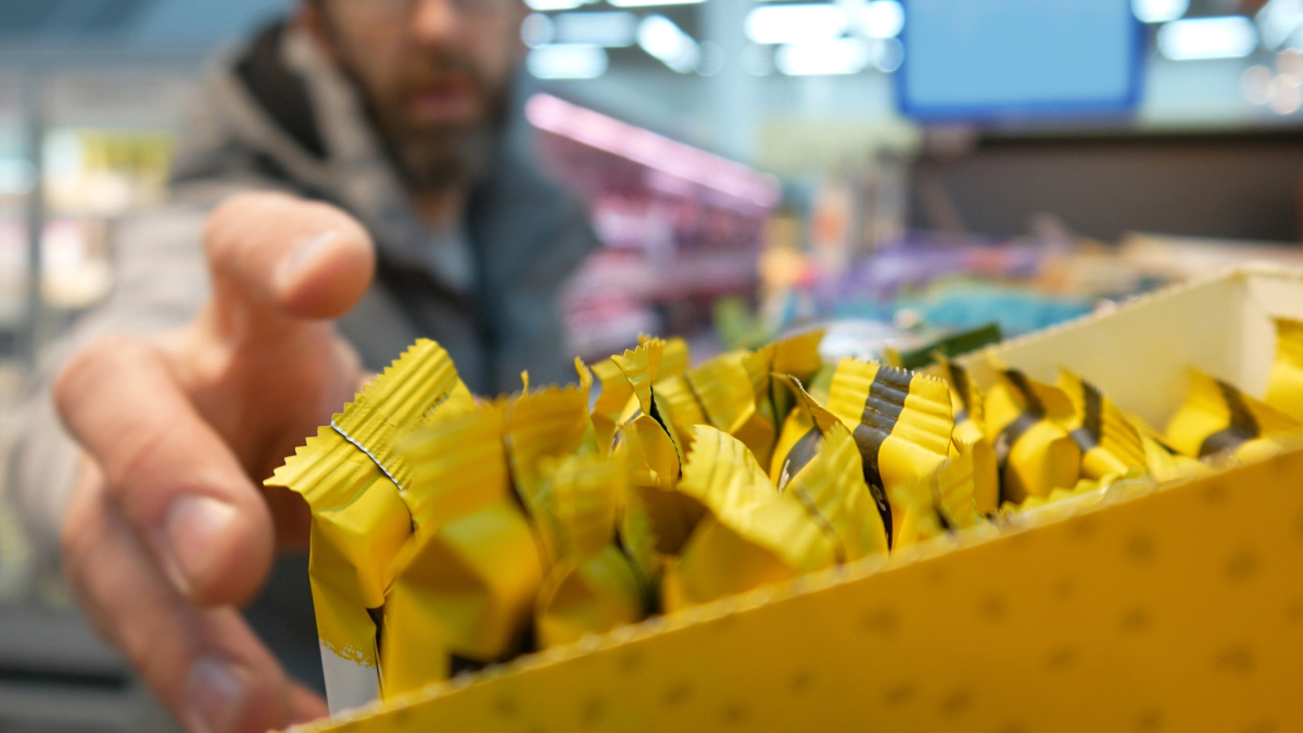 10 yıl önce piyasadan kaldırılan çikolata raflara geri döndü: Duyan stokluyor