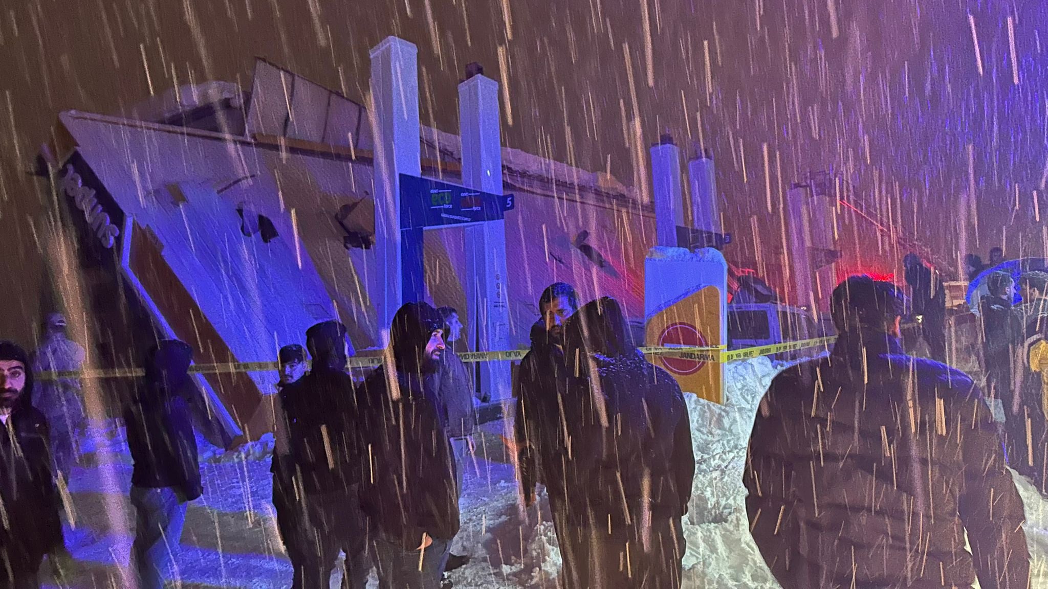 Akaryakıt istasyonunun çatısı çöktü! Yaralılar var