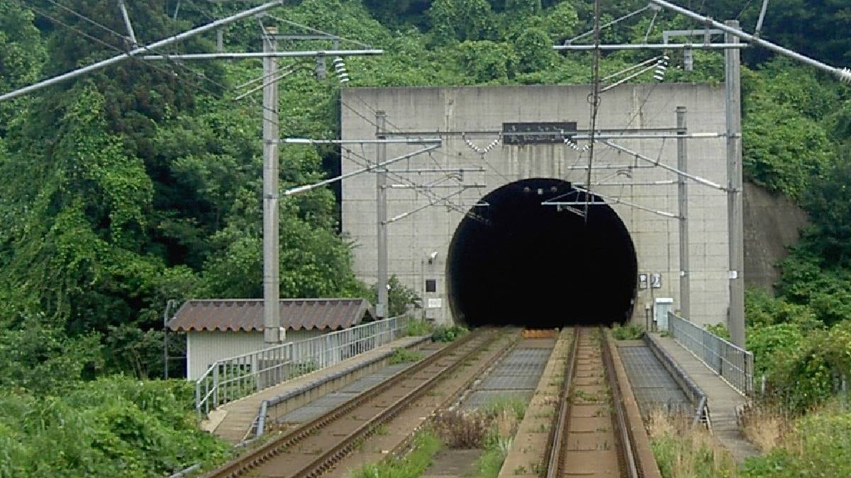 Dünyanın en uzun demiryolu tüneli: 8 şehri, 2 ülkeyi birbirine bağladı