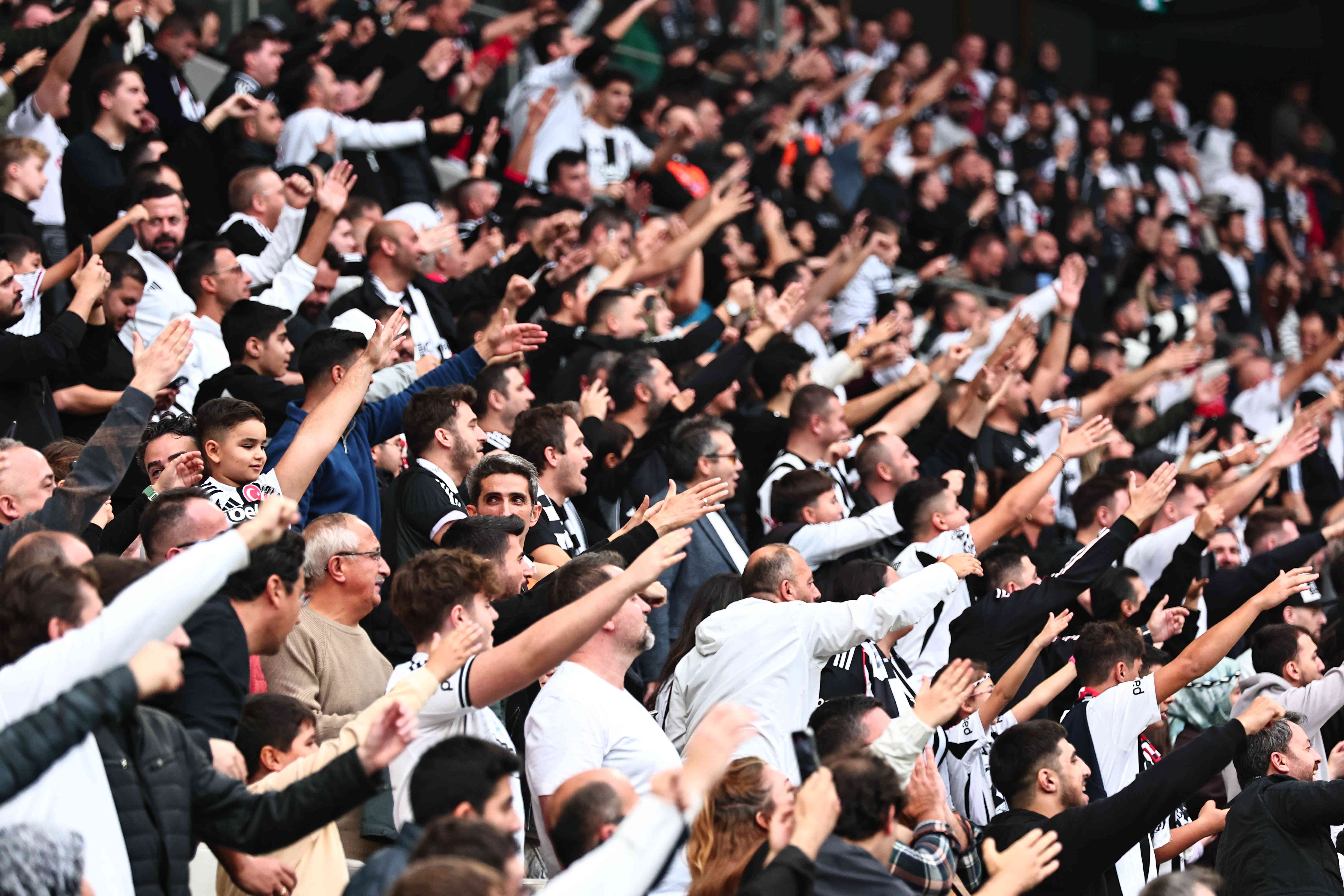 Dolmabahçe'de yönetime tepki, Necip'e destek
