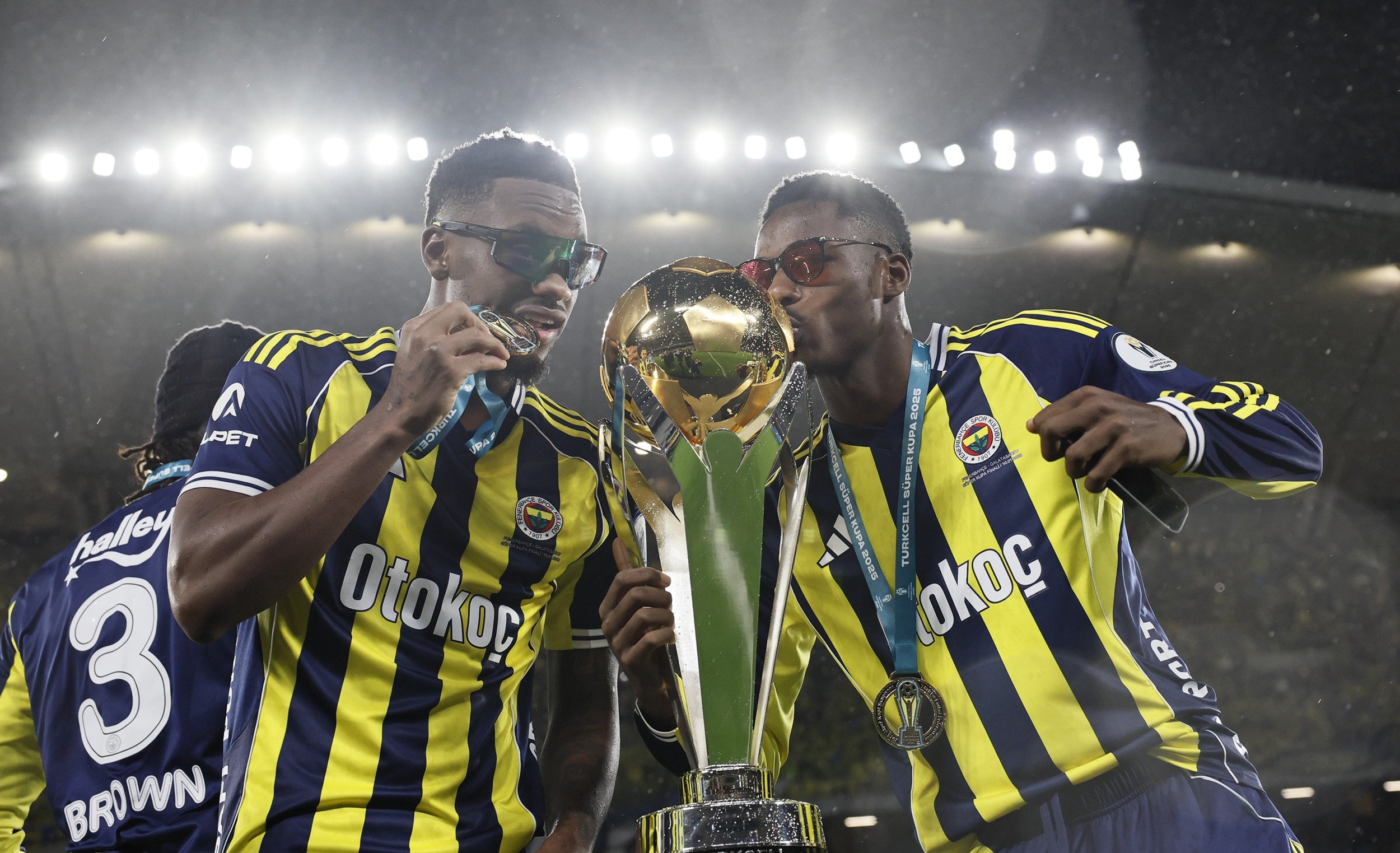 UEFA ikna oldu, Jhon Duran'ın cezası kalktı