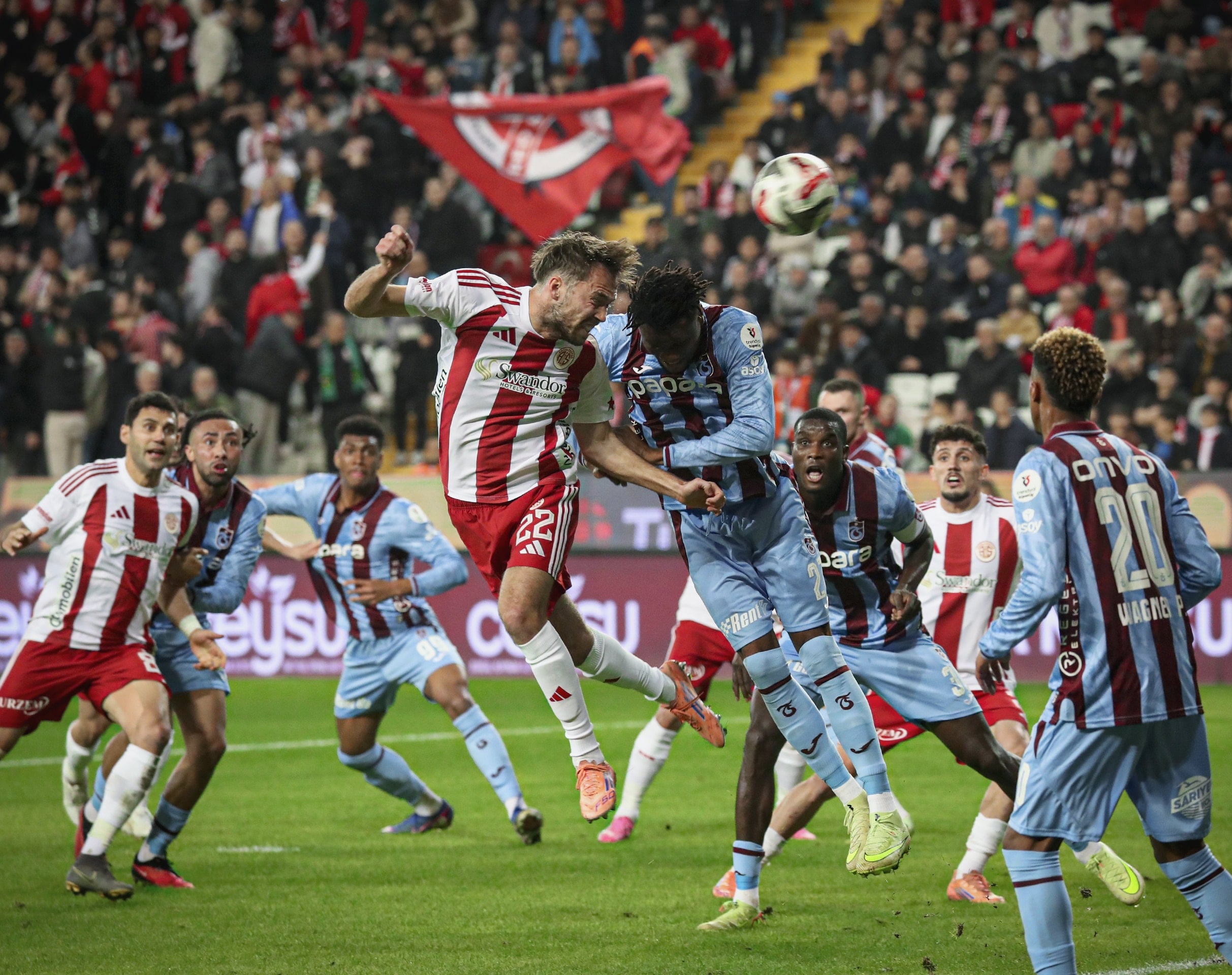 Trabzonspor zirve yarışında yara aldı! Biri kaçan 2 penaltı, 2 gol