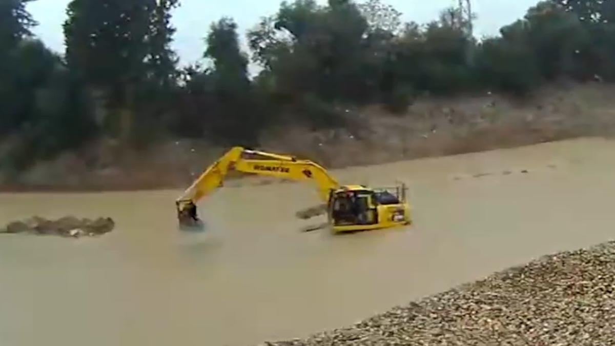 Mersin'de otomobil çaya düştü, mahsur kalan sürücü kurtarıldı