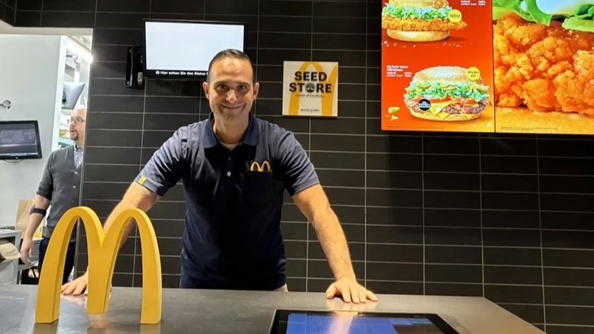 Ünlü teknik direktör McDonald's'ta işe başladı