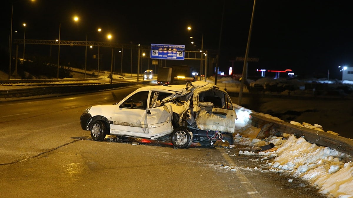 Erzurum'da hafif ticari araç ile TIR çarpıştı