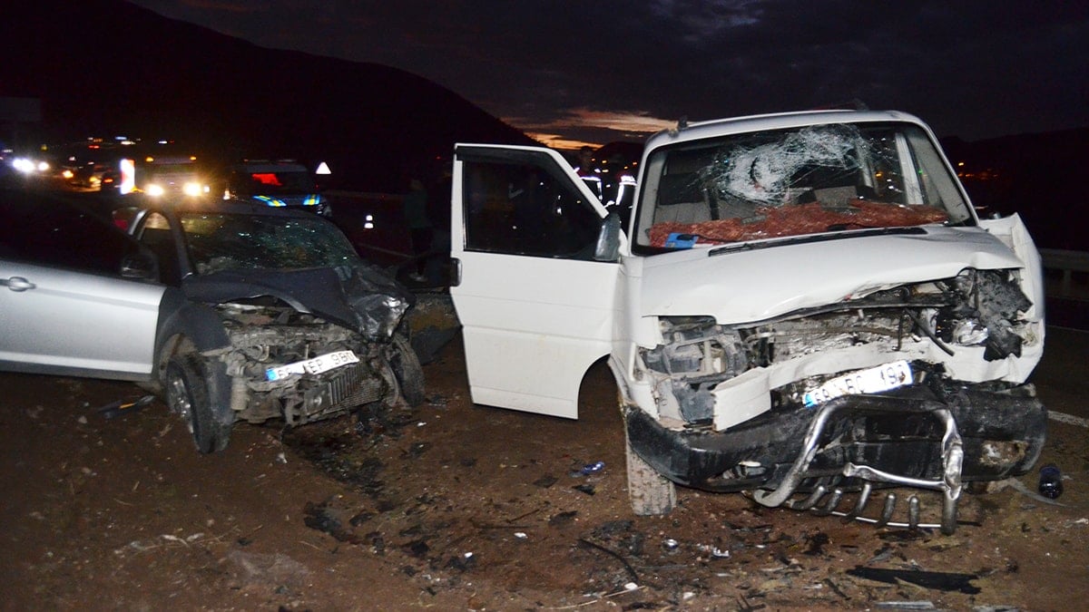 Minibüs ile otomobil kafa kafaya çarpıştı: 2’i ağır 6 yaralı