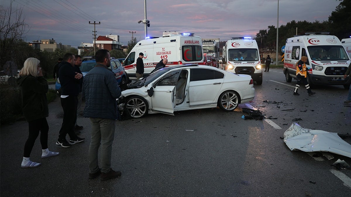 Çanakkale'de otomobiller çarpıştı:  2'si ağır 5 yaralı