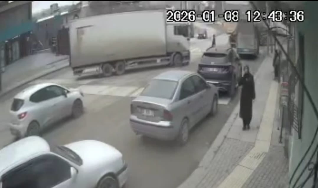 Feci ölüm! Düşürdüğü cüzdanını almaya çalışırken kamyonun altında kaldı