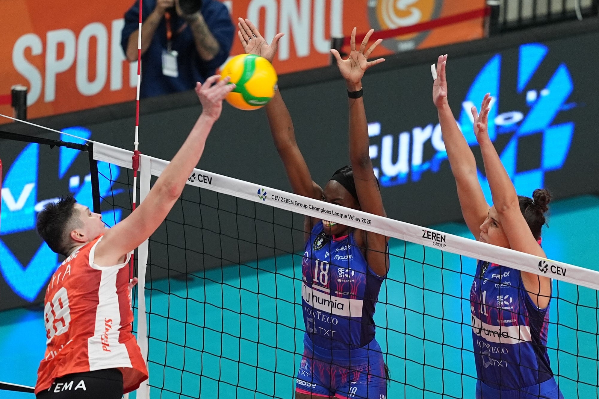 Eczacıbaşı Dynavit evinde kazandı