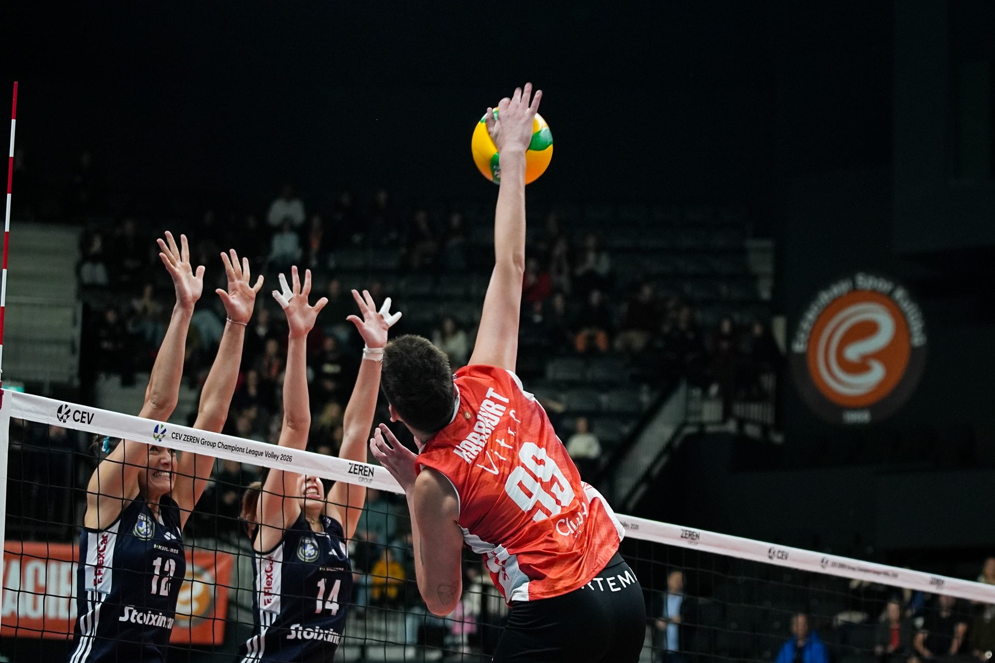 Eczacıbaşı Dynavit, Olympiakos'a set vermedi