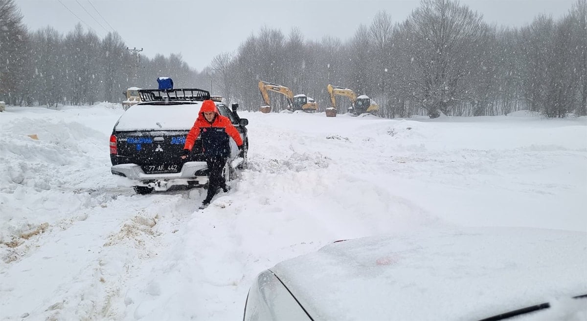 Karda mahsur kalan 1'i çocuk 5 kişiyi ekipler kurtardı