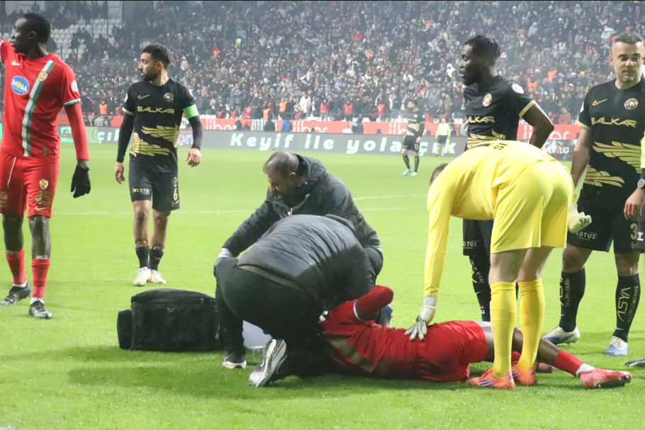 Amed'li futbolcu dirsekle ameliyatlık oldu! 25 dikiş atıldı