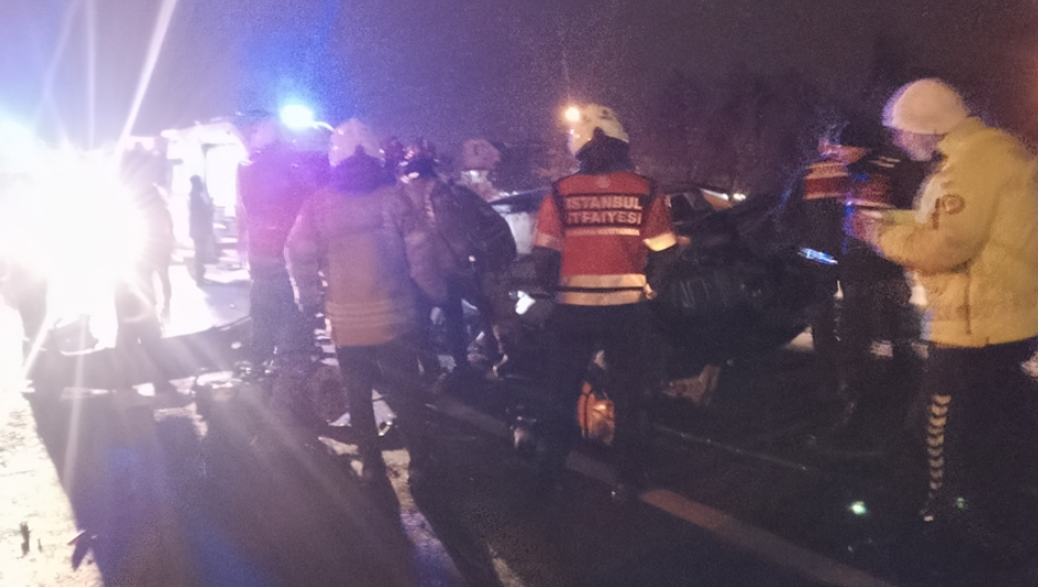 Otomobil bariyere ok gibi saplandı! Ölü ve yaralılar var